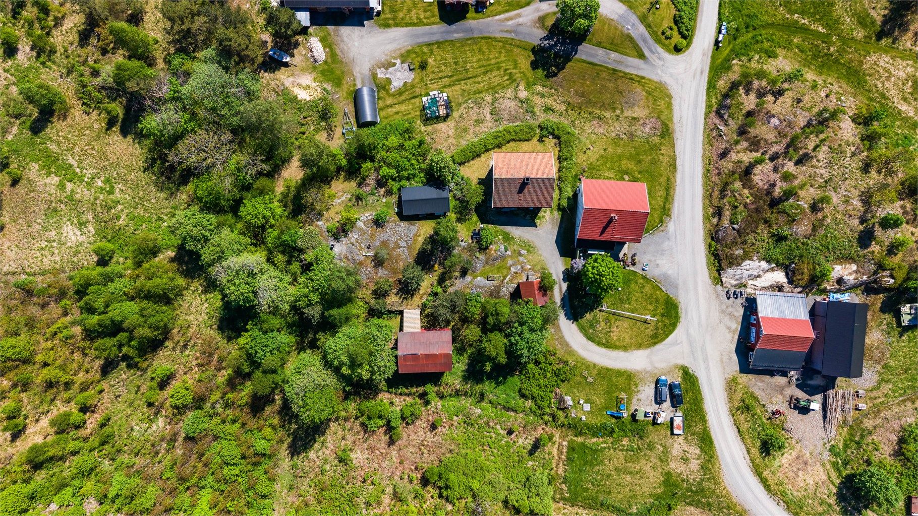 Eiendommen består av våningshus, stabbur, garasje og et stort uthus.
