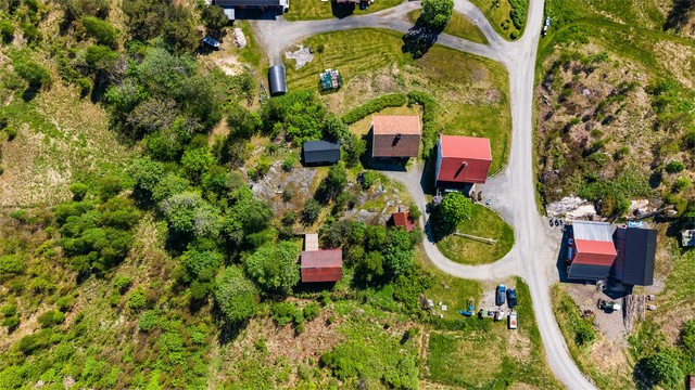Eiendommen består av våningshus, stabbur, garasje og et stort uthus.