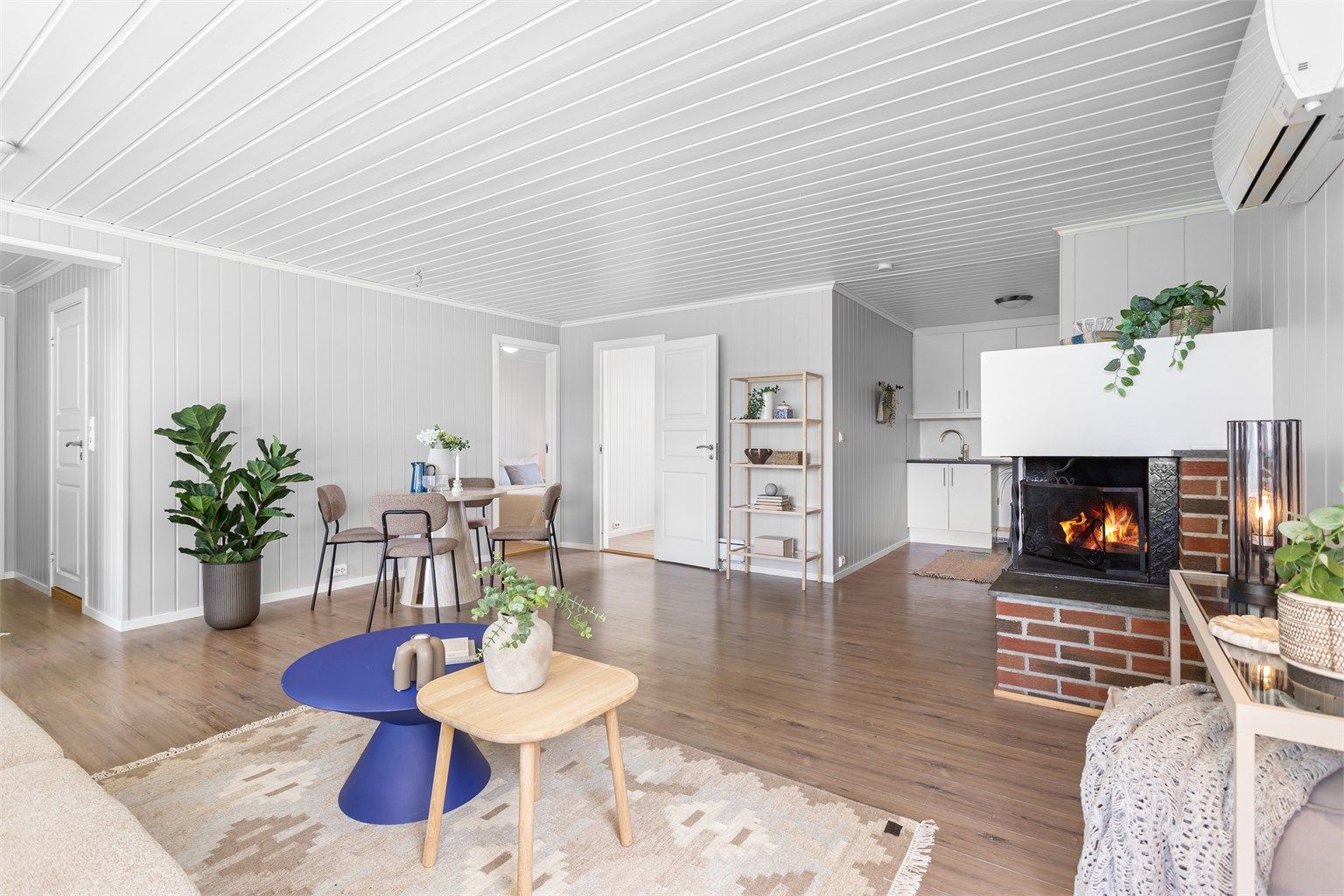 Plass til spisebord og sofa
