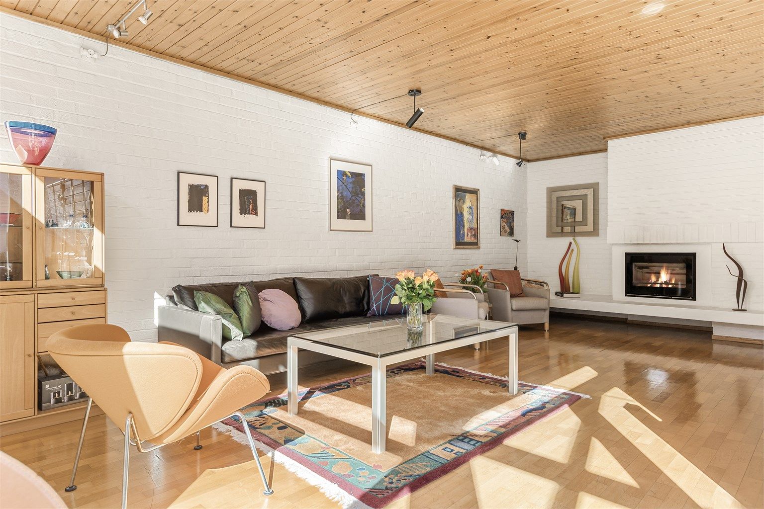 - Arkitekten har satt sitt særpreg på boligen og det ser man særlig i stuen hvor den store peisen sammen med murveggen former stuen -