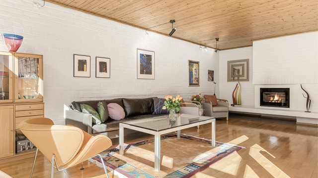 - Arkitekten har satt sitt særpreg på boligen og det ser man særlig i stuen hvor den store peisen sammen med murveggen former stuen -