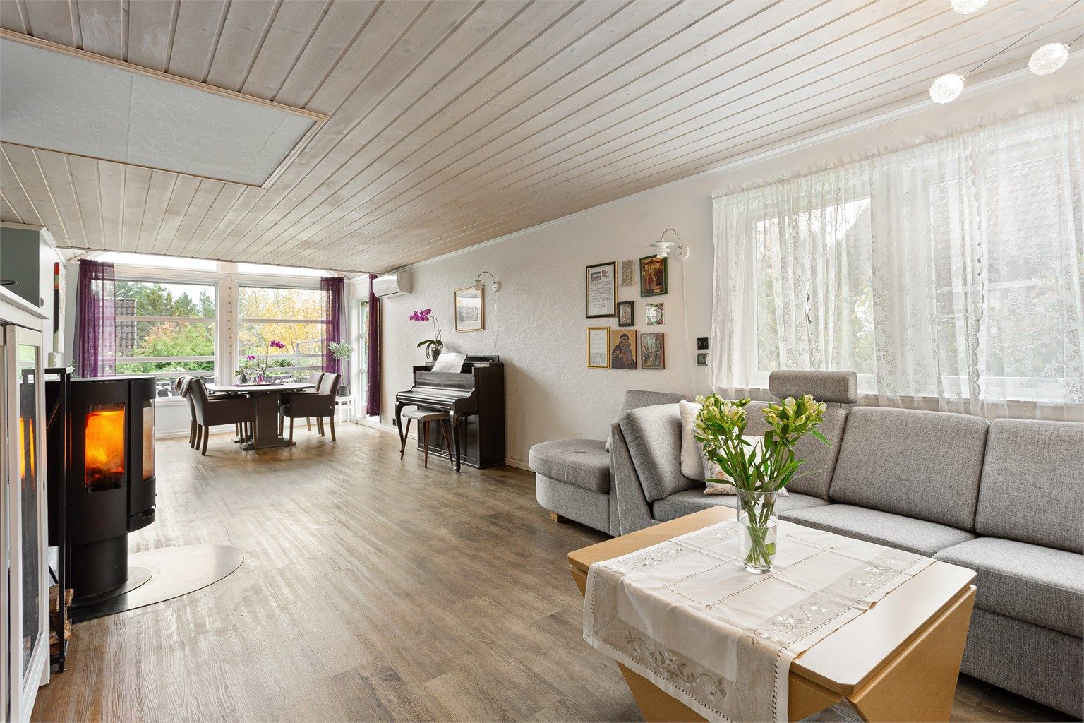 Stuen har gulvvarme og spisestuen takvarme.  Foto: Ole Thorgeir Solheim Thoresen