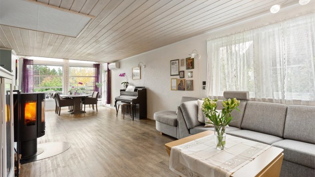 Stuen har gulvvarme og spisestuen takvarme. Foto: Ole Thorgeir Solheim Thoresen