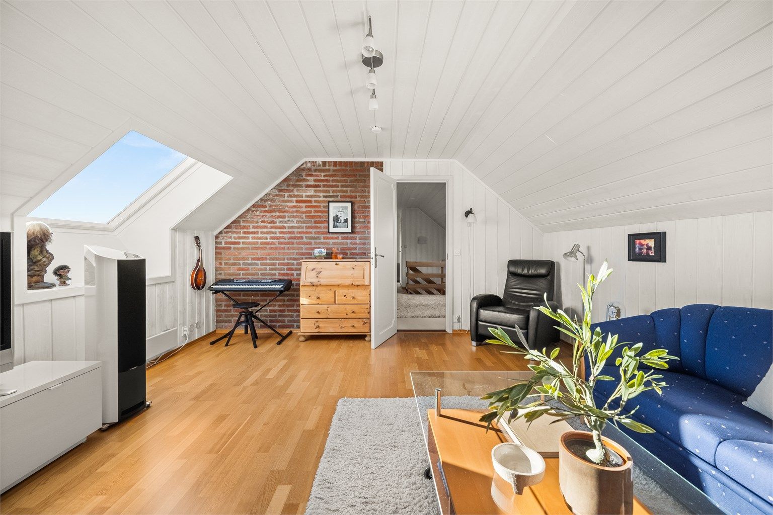 Malt panel i himling og på vegger gir rommet et lyst og trivelig preg.
