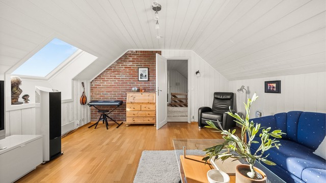 Malt panel i himling og på vegger gir rommet et lyst og trivelig preg.