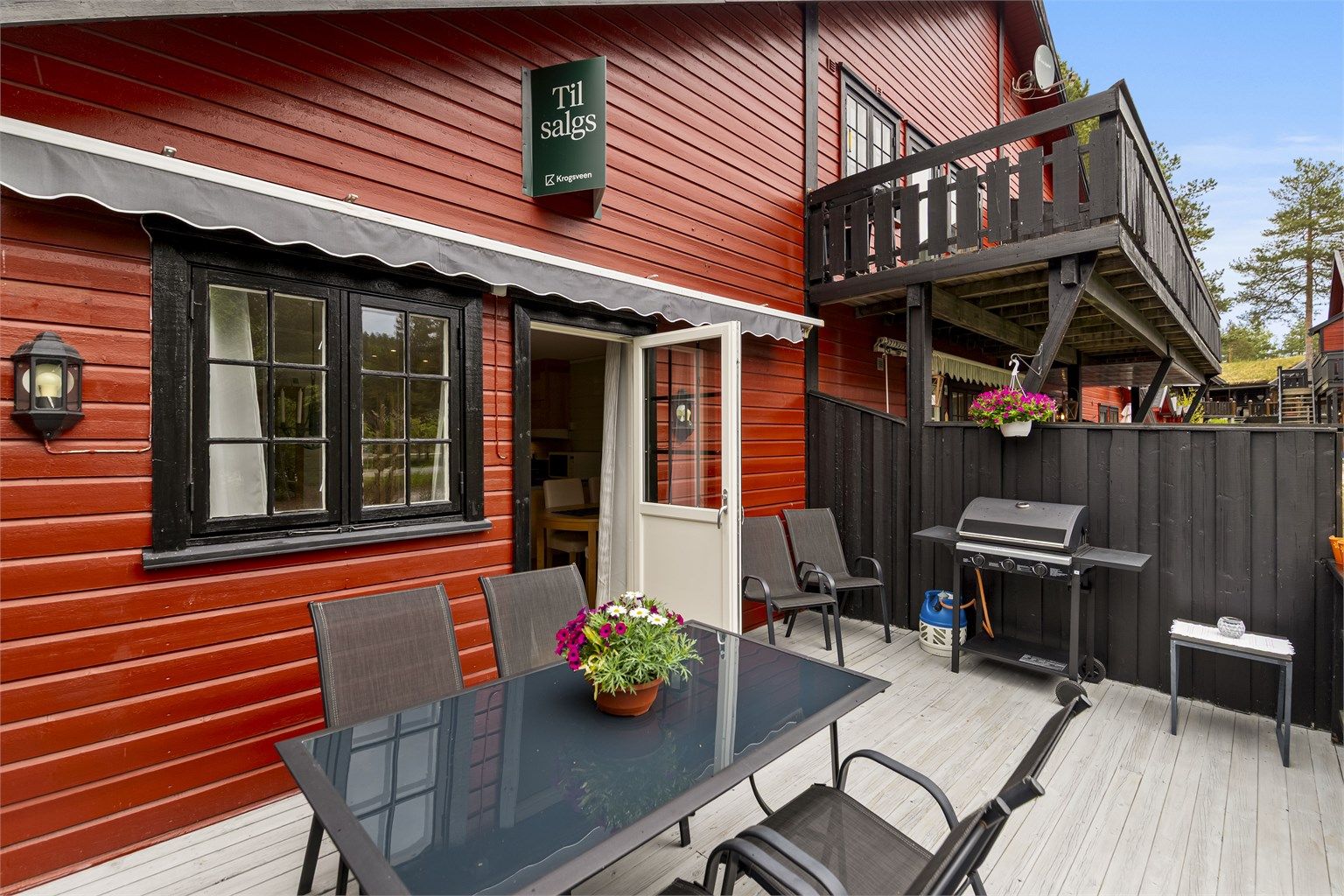 Terrassen er utvidet etter byggeår og har god plass til utemøbler og grill.