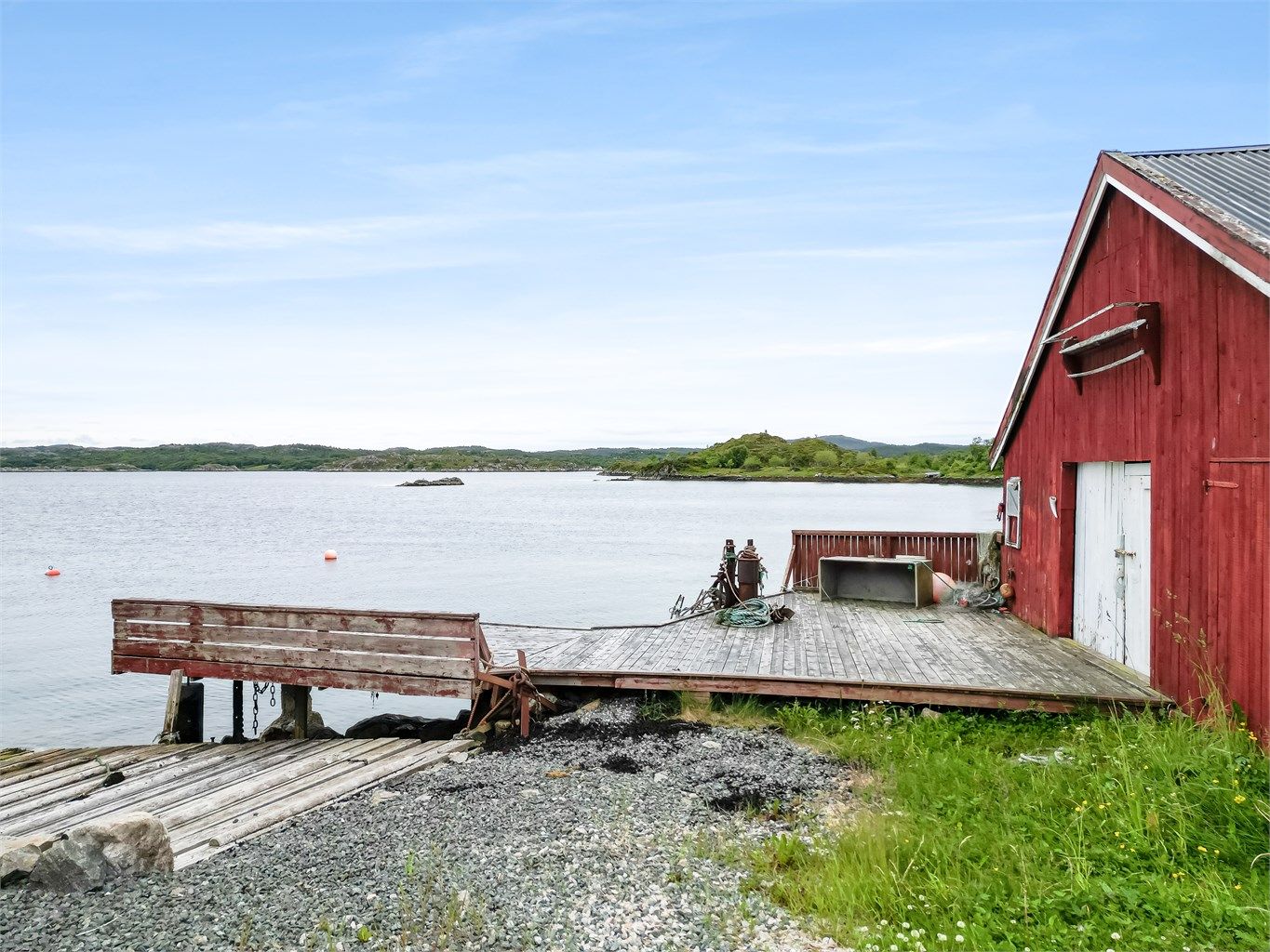 Eiendommen har også uhindret adgang til nordvestlige porter på naust, samt adgang til opptrekk av båt over eksisterende båtopptrekk. Det er muligheter for å etablere oppstillingsplass for bobil bak naustet, samt legge inn strøm
