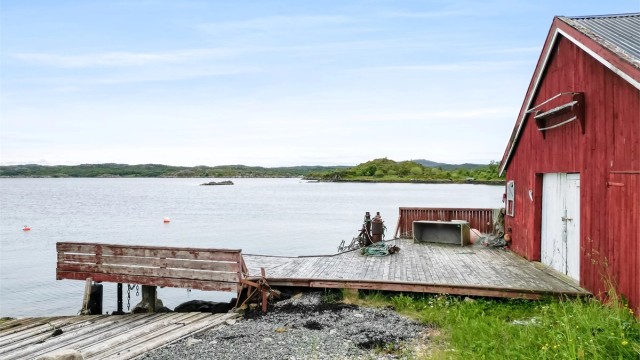 Eiendommen har også uhindret adgang til nordvestlige porter på naust, samt adgang til opptrekk av båt over eksisterende båtopptrekk. Det er muligheter for å etablere oppstillingsplass for bobil bak naustet, samt legge inn strøm