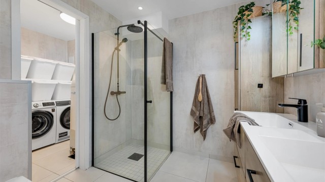 Fra badet er det tilkomst til vaskerommet som også ble pusset opp samme tid.
