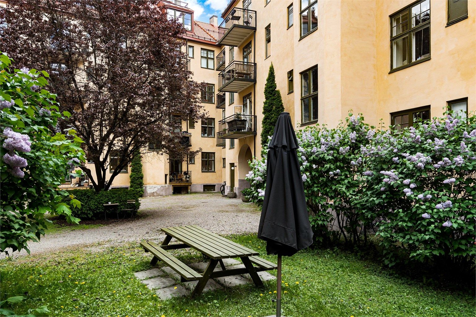 Felles bakgård er opparbeidet med gruslagte internveier, sittegruppe, plenarealer og diverse beplantning. 