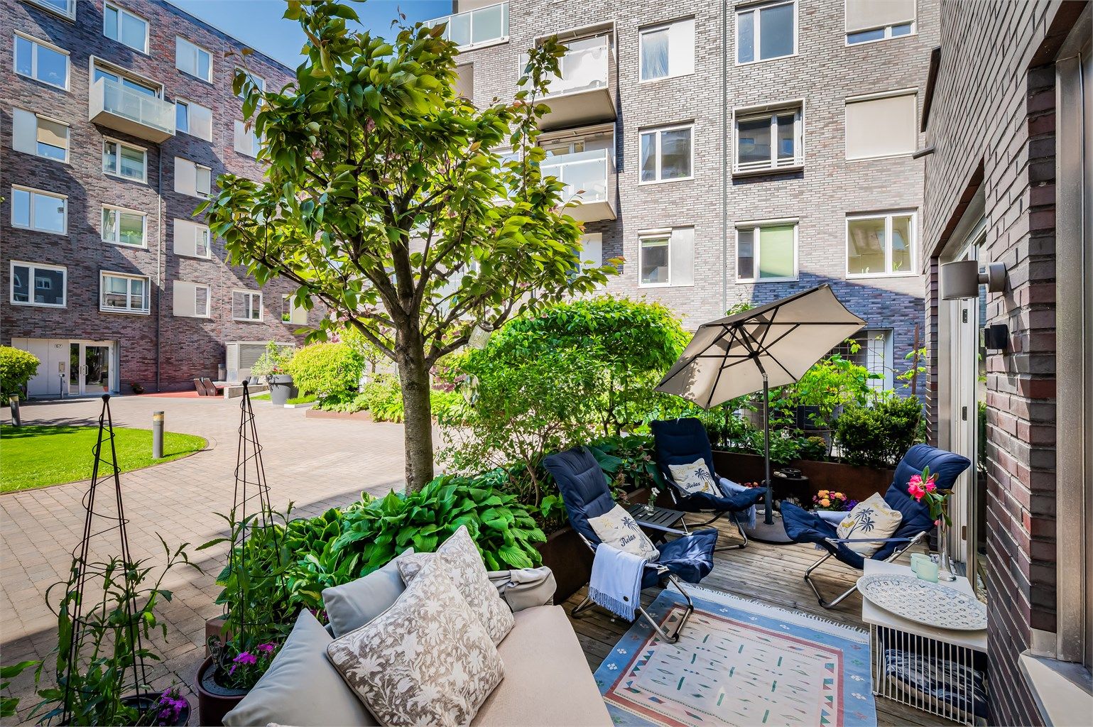 Nordvestvendt terrasse på 11kvm som vender mot rolig gårdsrom.