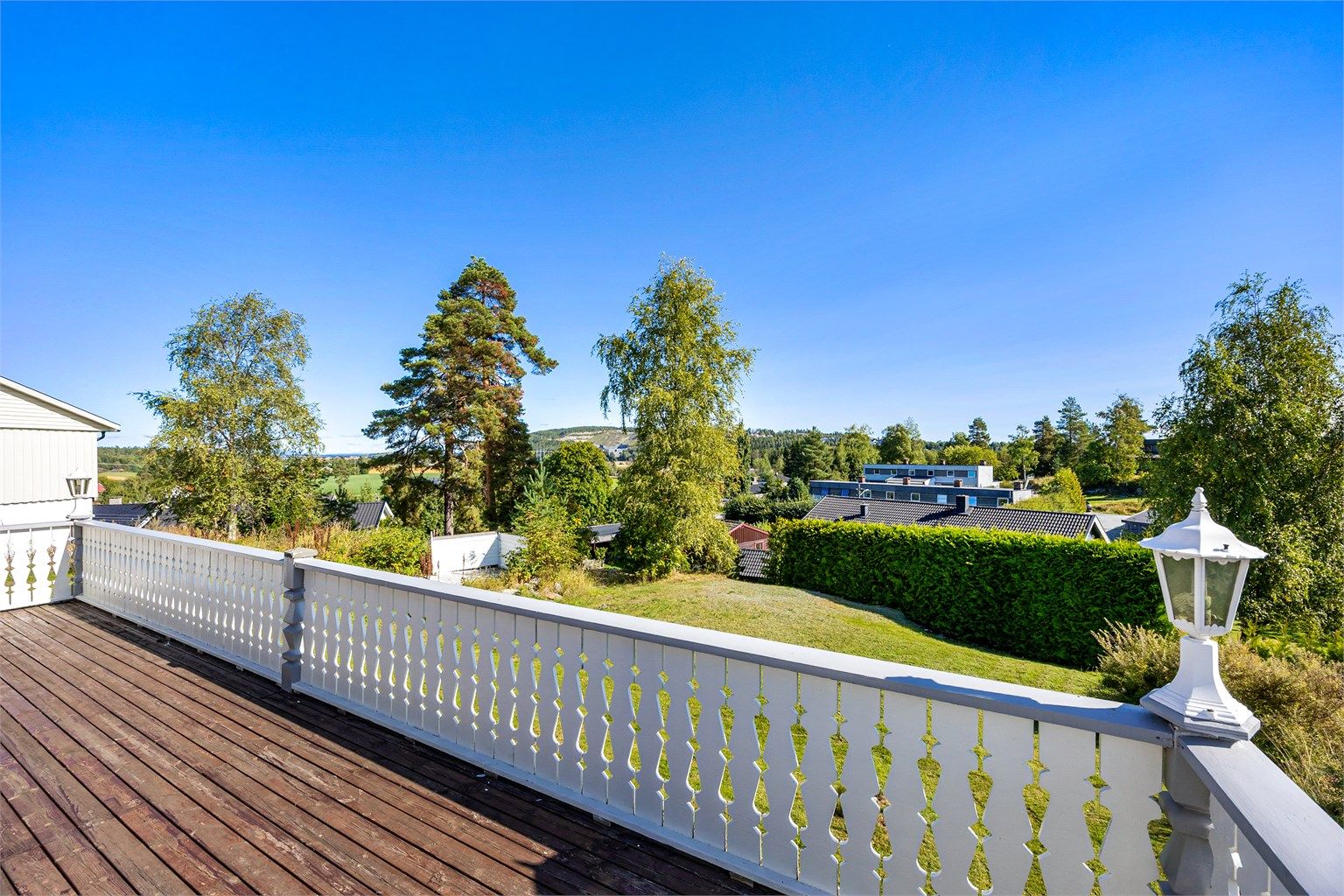 Fra terrassen er det utsikt over hagen og nærområdet.