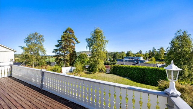 Fra terrassen er det utsikt over hagen og nærområdet.