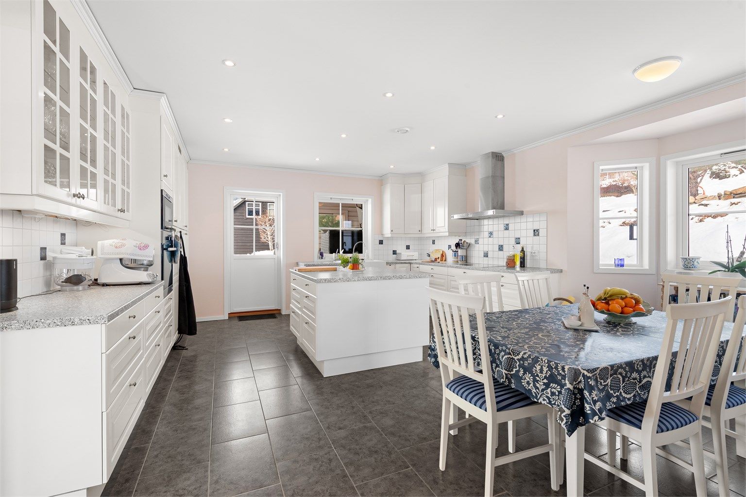 Kjøkkenet er et eget, stort allrom med rikelig skapplass og spiseplass for hele familien.