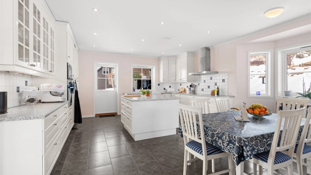 Kjøkkenet er et eget, stort allrom med rikelig skapplass og spiseplass for hele familien.