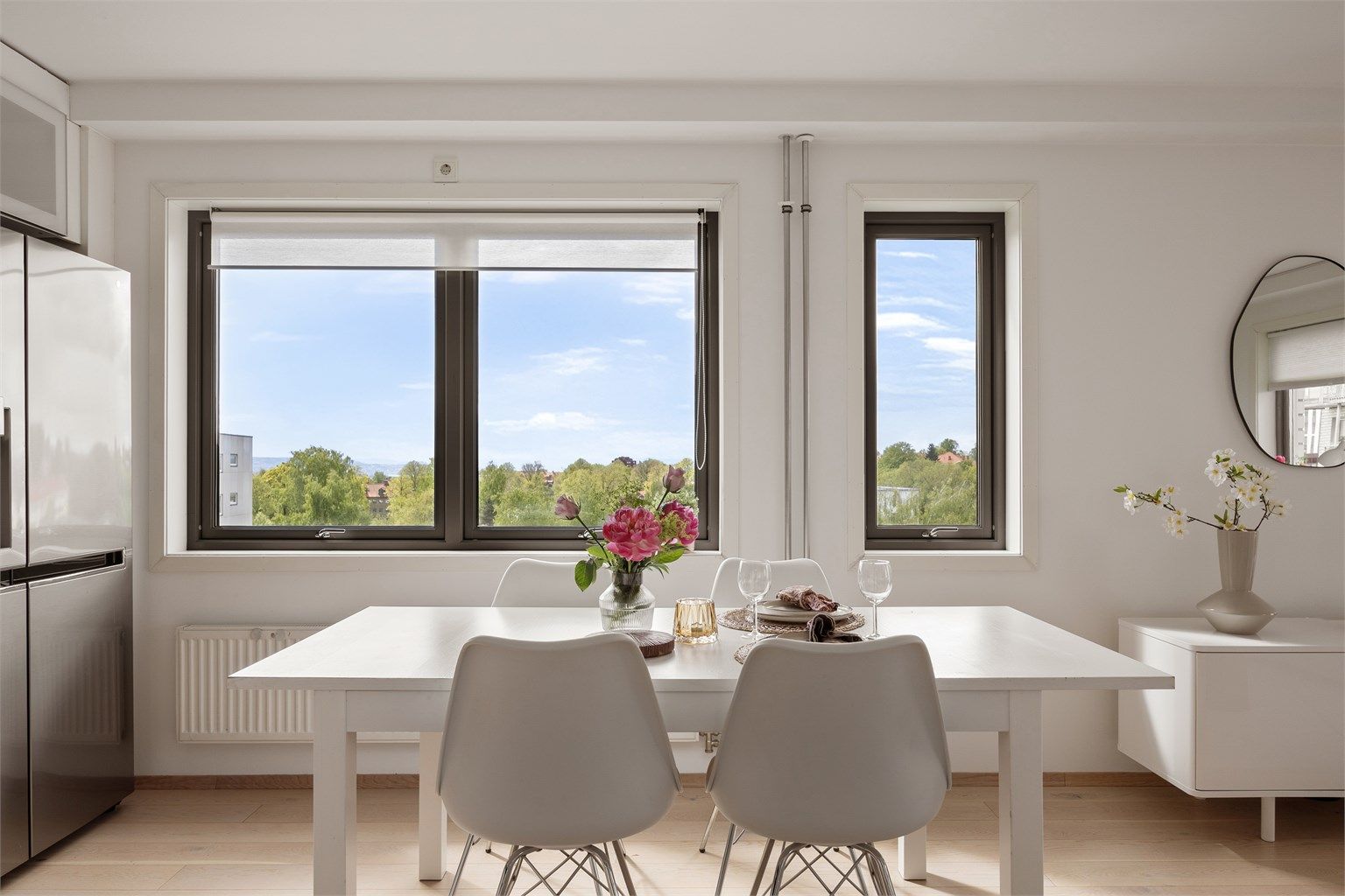 Fin plass til stort spisebord ved vindu 