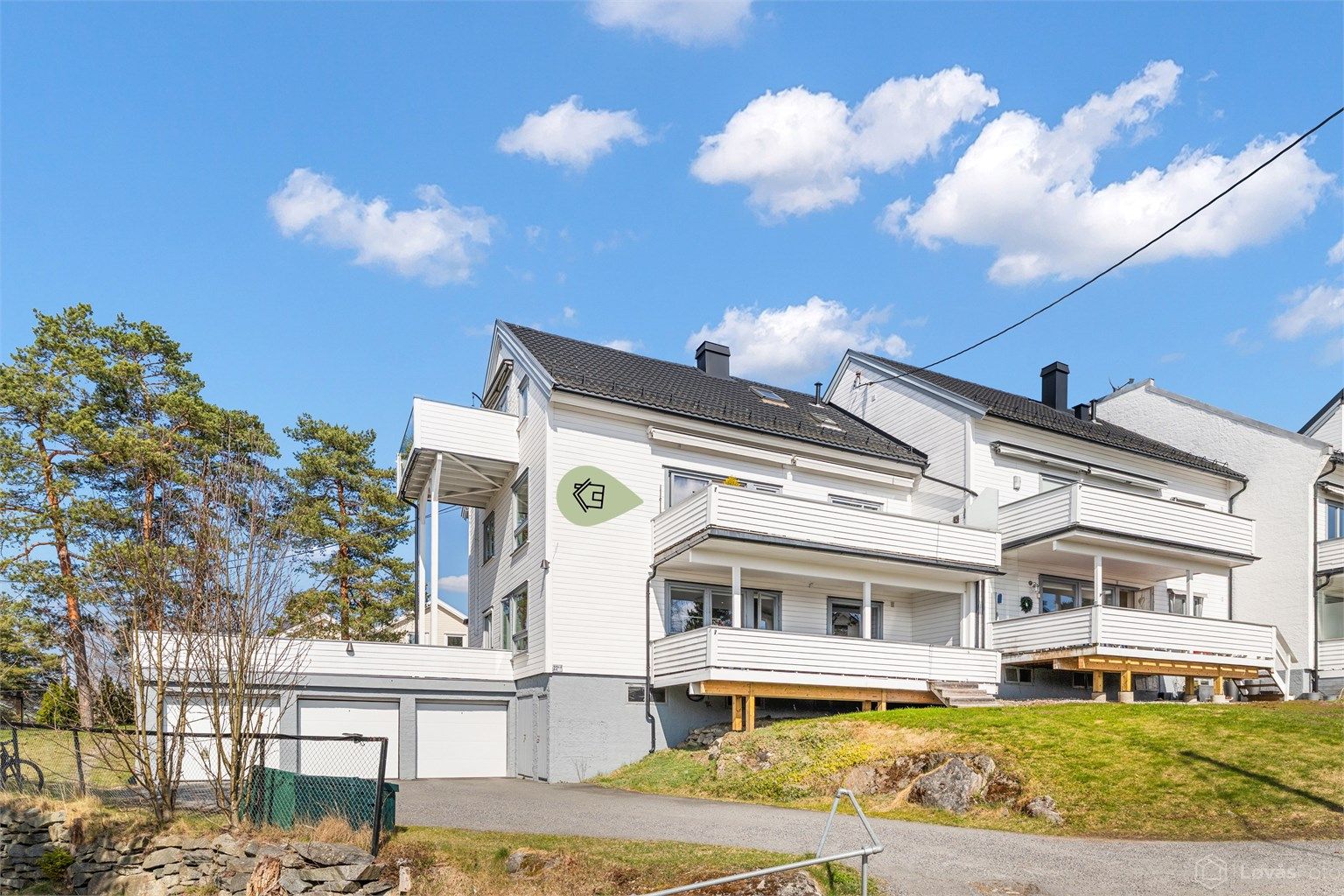 Det medfølger garasjeplass på ca. 16 kvm i felles garasjerekke, utstyrt med elbillader. Leiligheten disponerer også en utvendig parkeringsplass. Tomten er pent opparbeidet med plenarealer og asfalterte adkomstveier.