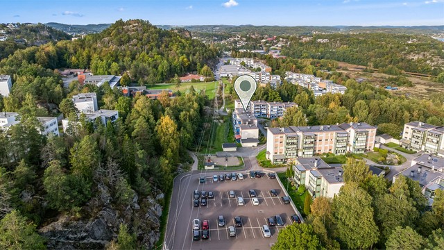 Fra Ringkollgrenda går det buss (linje 172) med hyppige avganger mot Sandefjord sentrum.