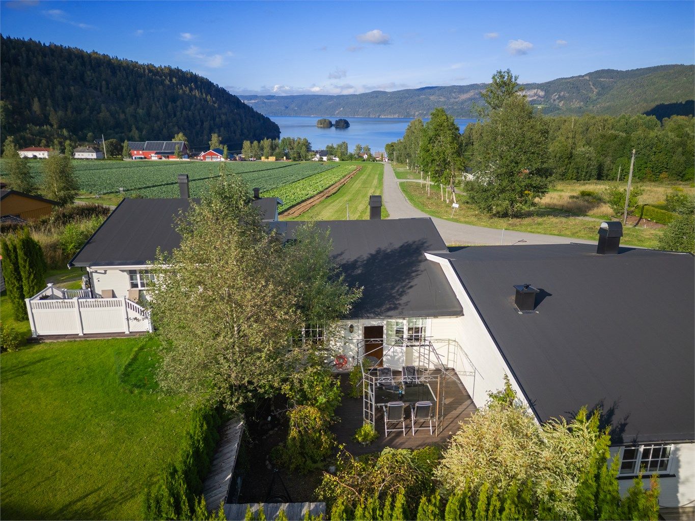 Lyst og pent rekkehus med 2 etasjer