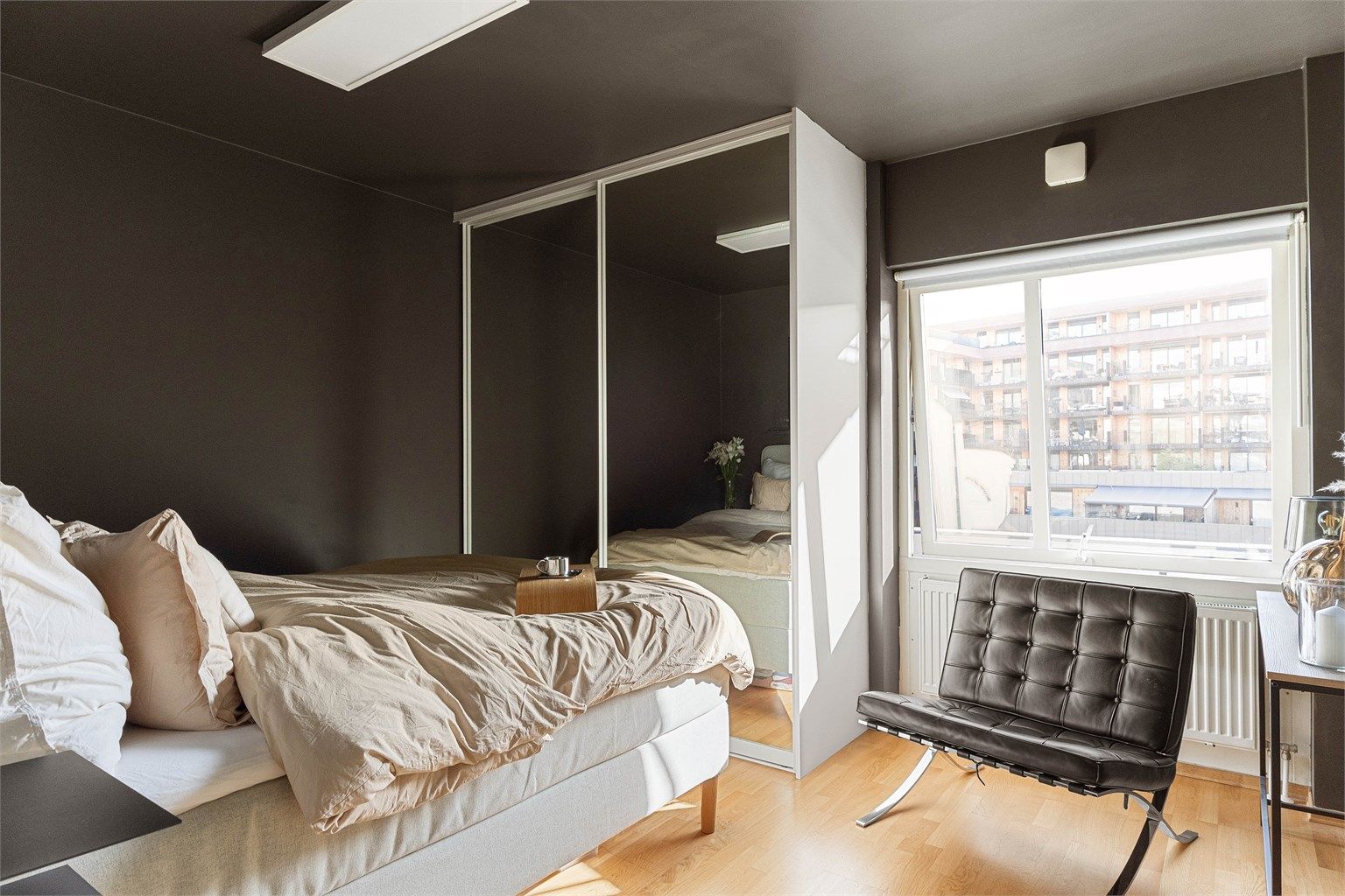 Romslig skyvedørsgarderobe med speilfronter gir rikelig med oppbevaringsplass.