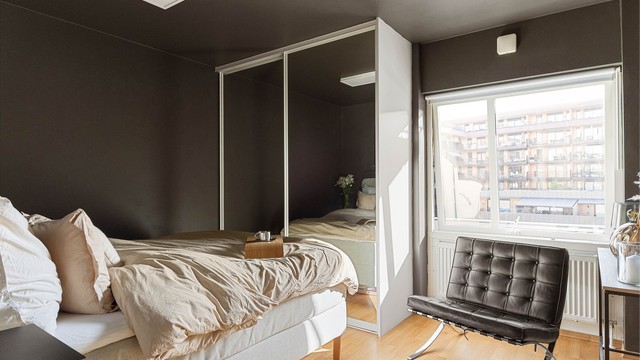 Romslig skyvedørsgarderobe med speilfronter gir rikelig med oppbevaringsplass.