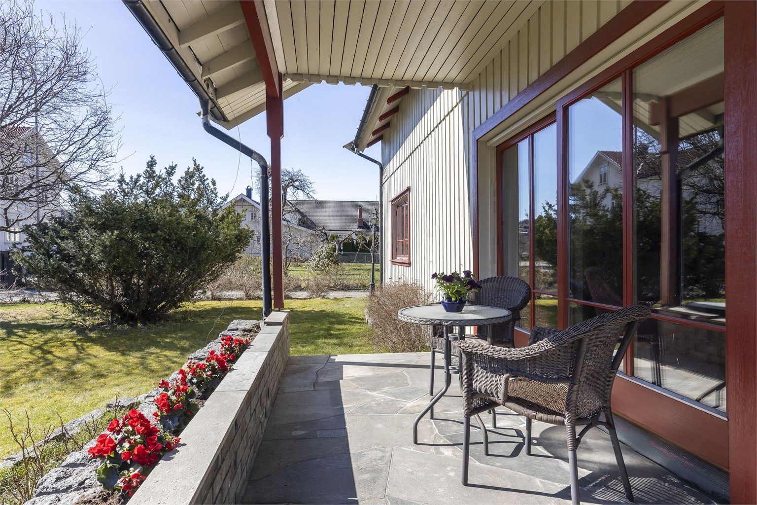 Koselig takoverbygget uteplass. Foto: Danny Twang