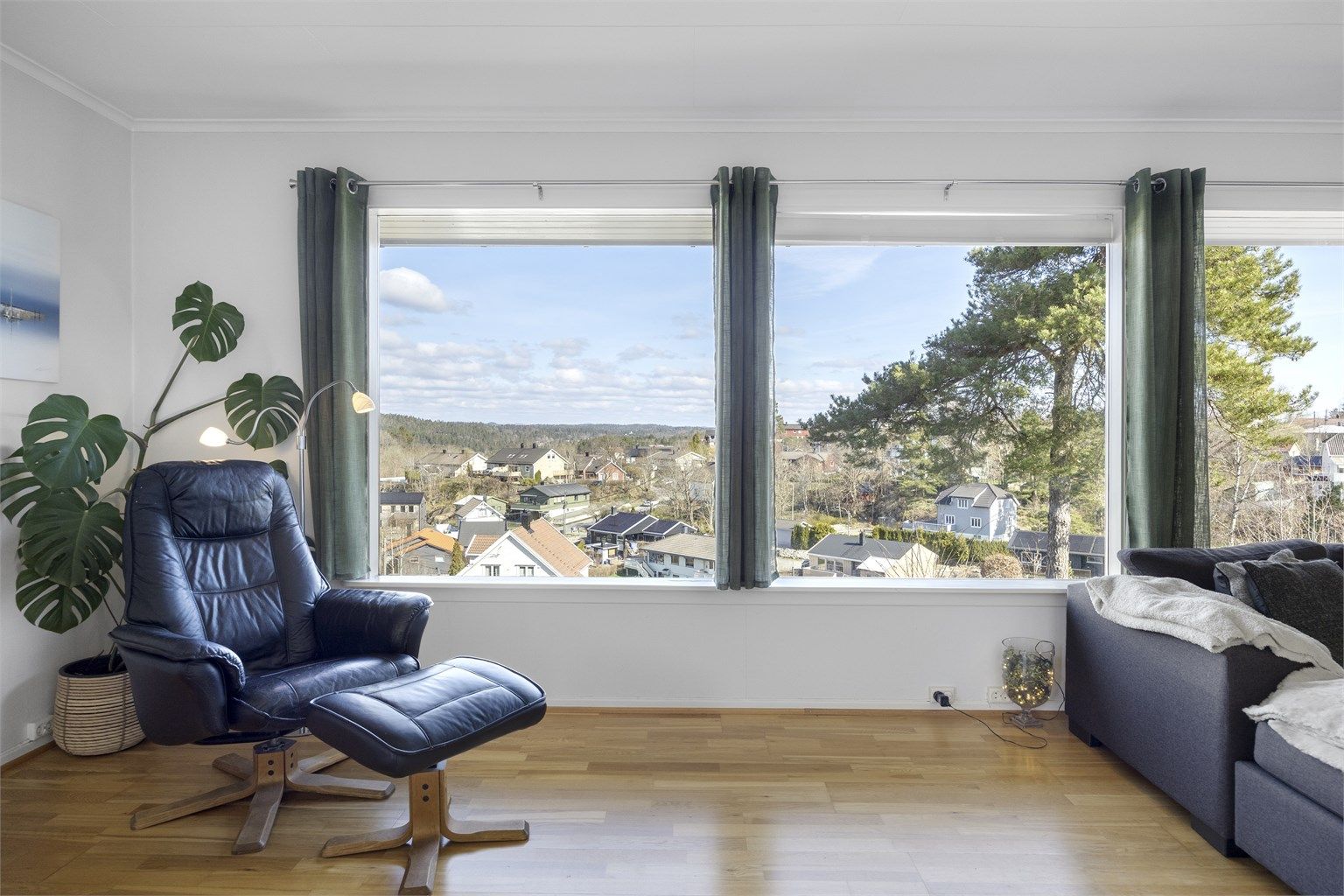 Utsikten fra stuen gir en åpen og luftig følelse.