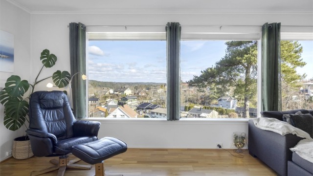 Utsikten fra stuen gir en åpen og luftig følelse.