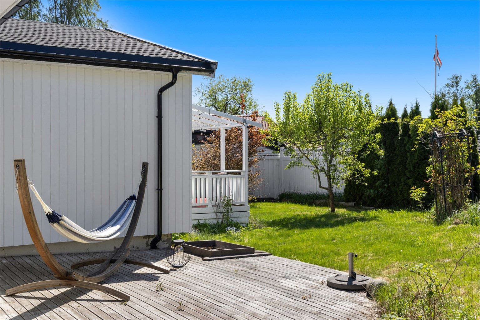 Stor, sydvestvendt markterrasse