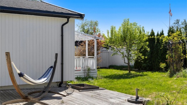 Stor, sydvestvendt markterrasse