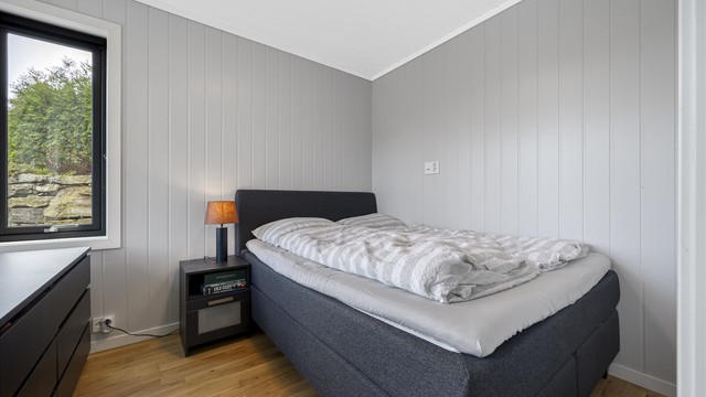 Lyst og trivelig soverom med plass til dobbeltseng og oppbevaring.