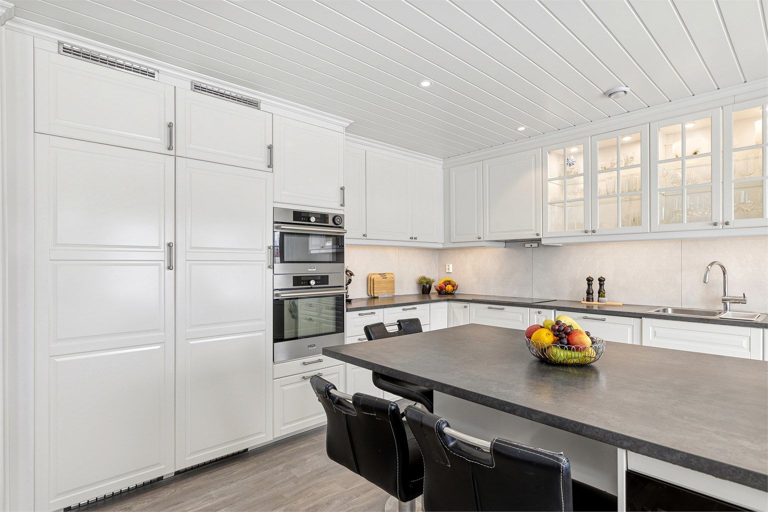 Kjøkkenet har romslig kjøleskap og fryseskap, komfyr og micro, samt oppvaskmaskin og vinskap integrert i innredningen