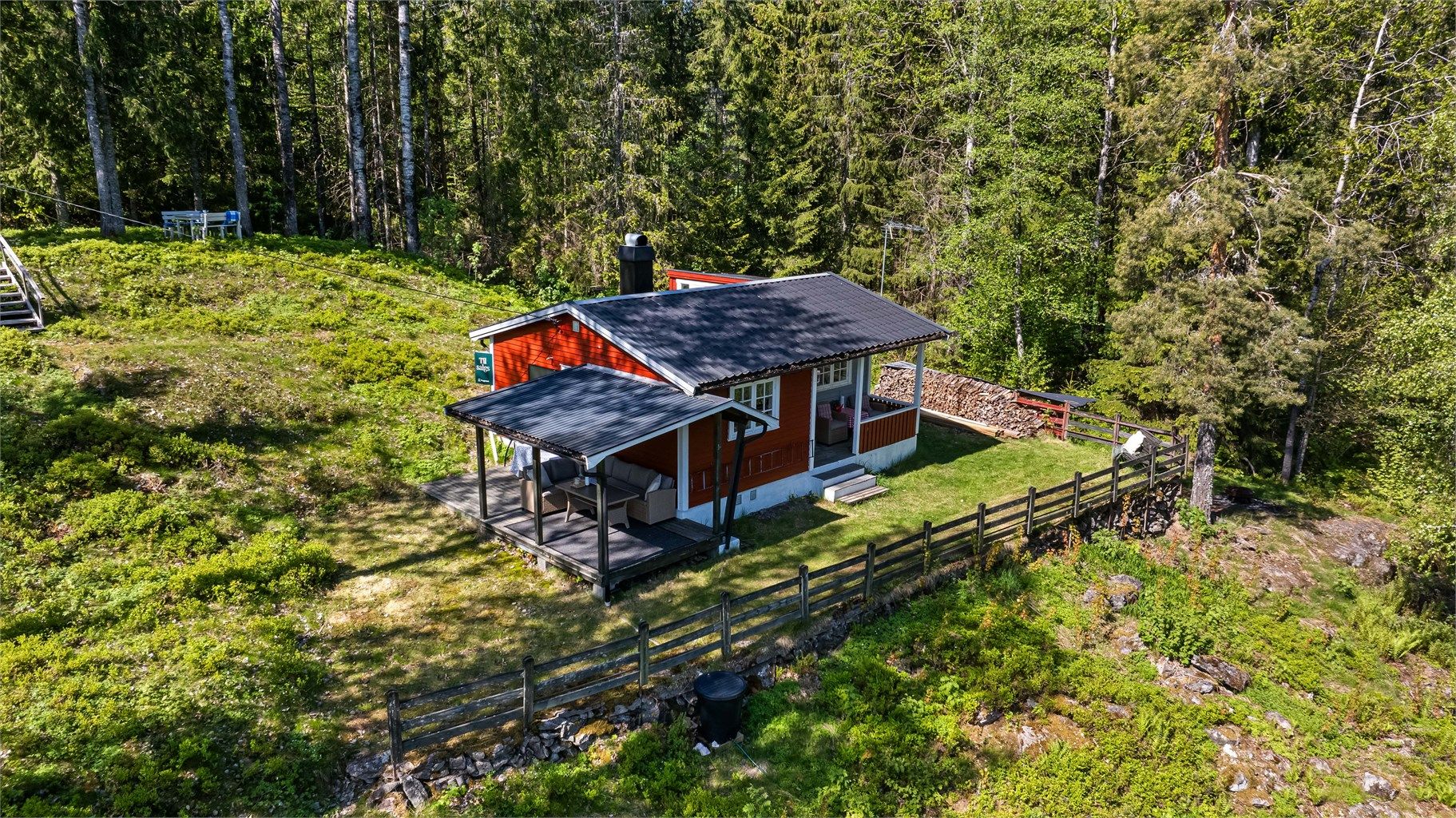 Eiendommen er omkranset av frodig skog, noe som gir en rolig og fredfull atmosfære. 