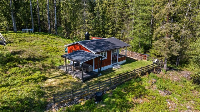 Eiendommen er omkranset av frodig skog, noe som gir en rolig og fredfull atmosfære.