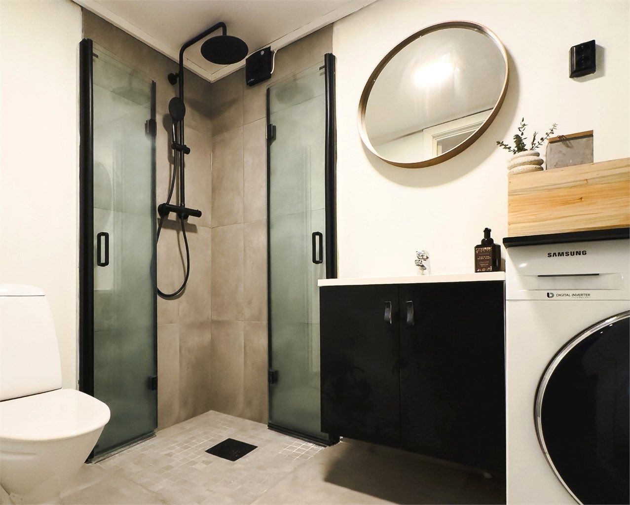 Nylig oppusset bad (2025). Ny membran og fliser. Nye mansjetter med nedsenket dusjsone og ny sealstrip 