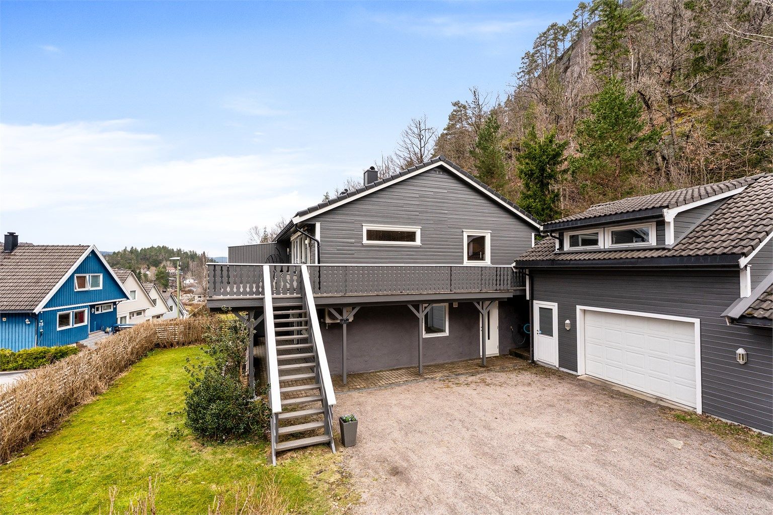 Boligen har en opparbeidet hage på fremsiden, gruset oppkjørsel og en flott innholdsrik garasje med innredet loft - la oss ta en titt!