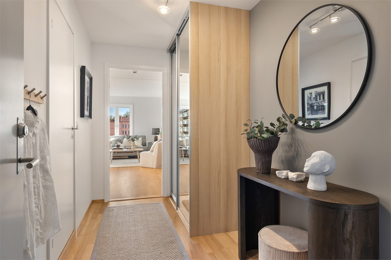 Entré med god plass til yttertøy og sko i skyvedørsgarderobe
