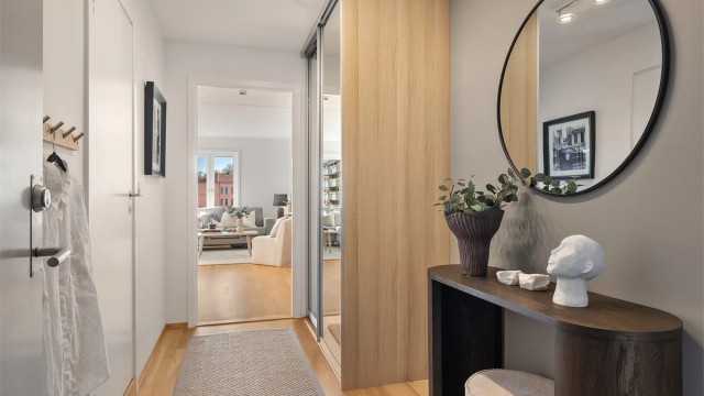 Entré med god plass til yttertøy og sko i skyvedørsgarderobe