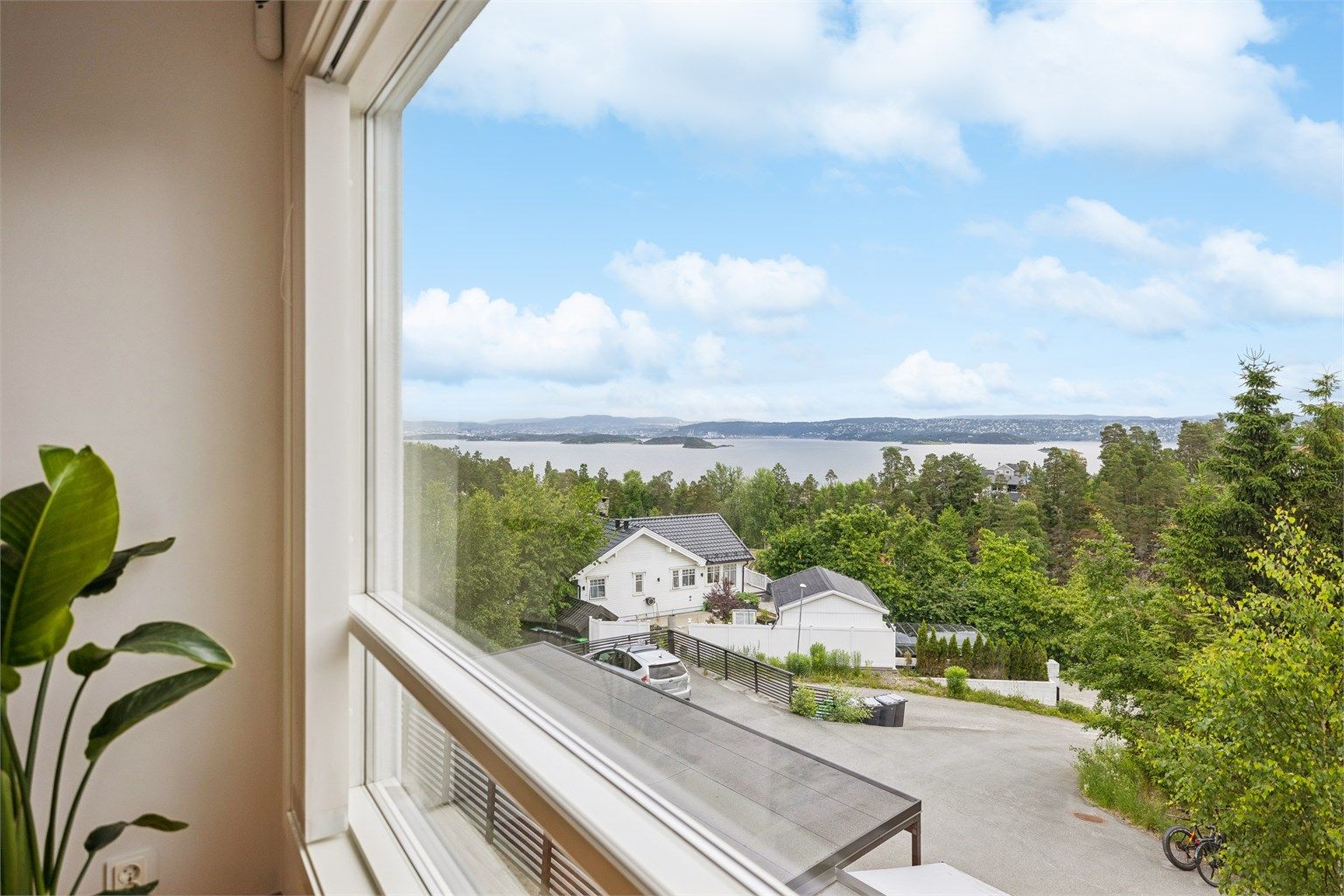 Vakker utsikt mot Oslofjorden, og hele veien inn til Oslo by.