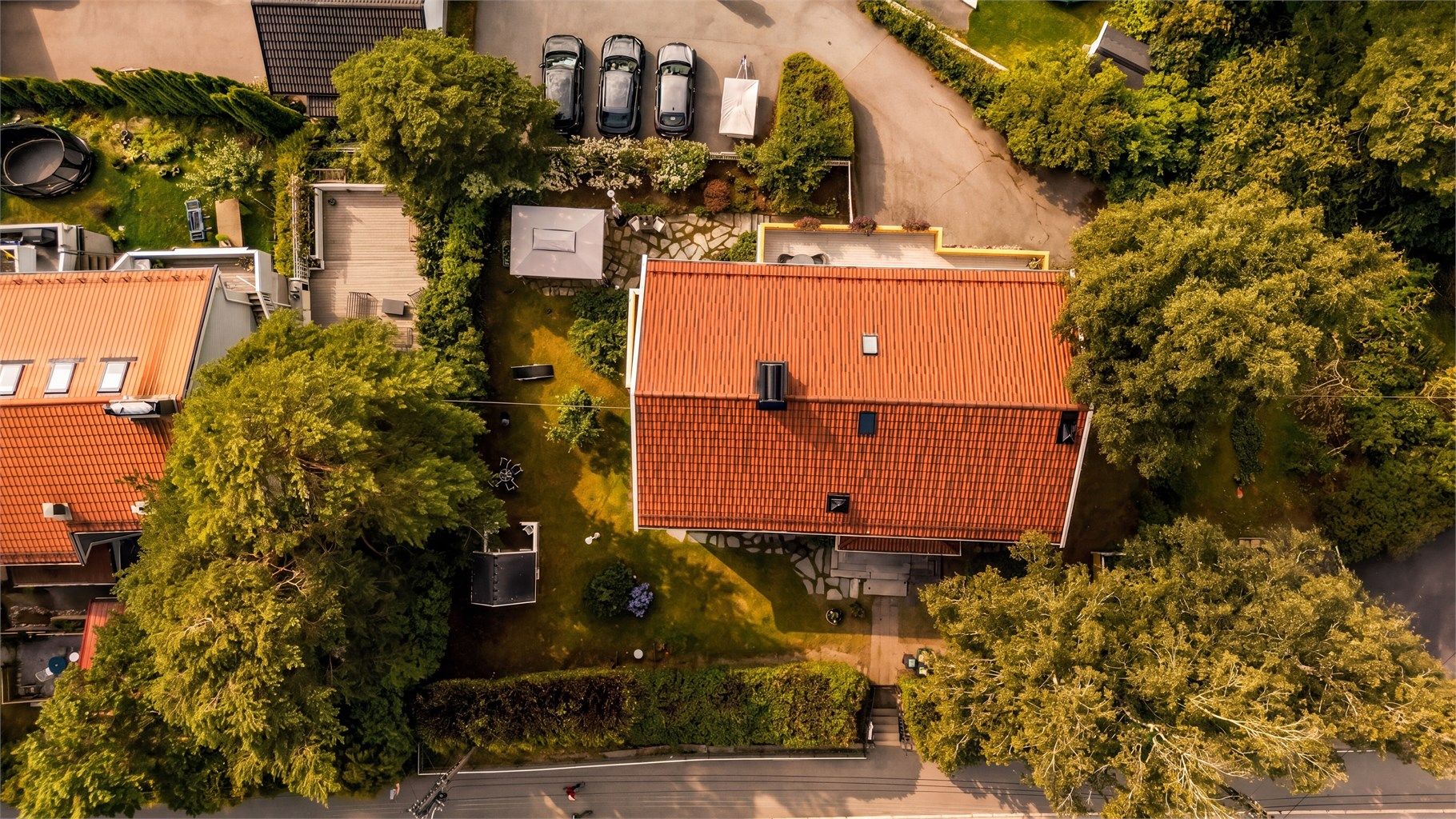 Innholdsrik bolig fra 1937, oppført over fire plan med til sammen 361 kvm internt bruksareal fordelt på kjeller, 1. etasje, 2. etasje og loft. Yttertaket ble lagt om i 2023, og er en fin oppgradering av boligen.