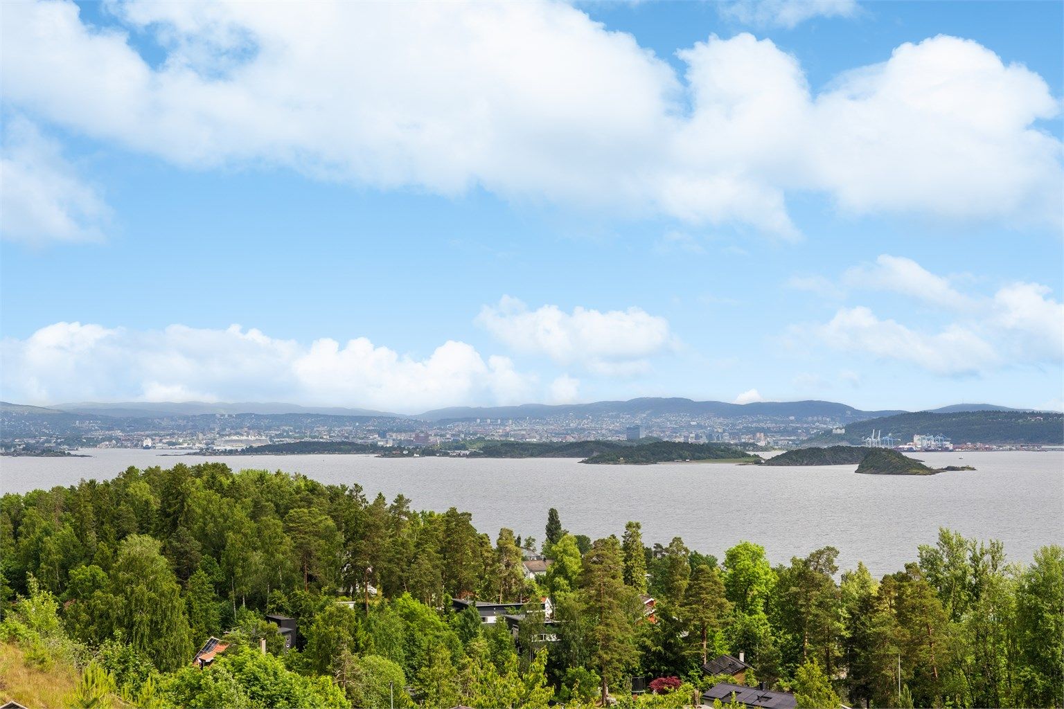 Panoramutsikt fra takterrassen. 