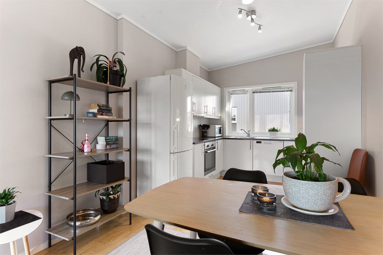 Kjøkkeninnredningen fra byggeåret har glatte fronter og laminert benkeplate.