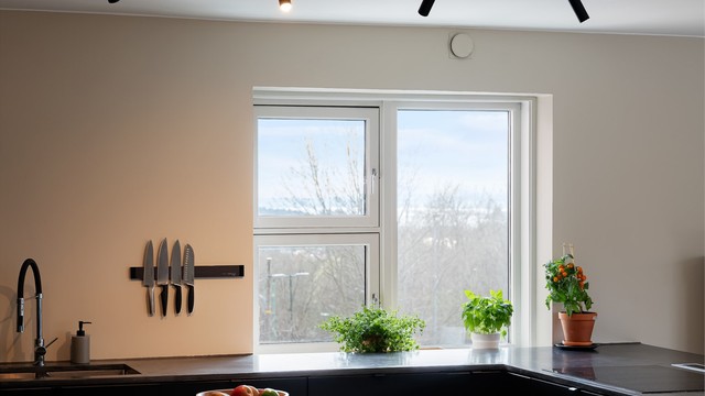 Innredningen har glatte fronter og benkeplater av laminat med kjøkkenvask.