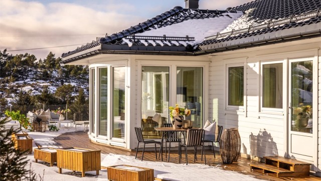 - Det er tre terrassedører fra hhv. stue, kjøkken og hovedsoverom. I tillegg til et nydelig hus er det tilrettelagt for å tilbringe mye tid ute, som er naturlig med en så fantastisk beliggenhet -