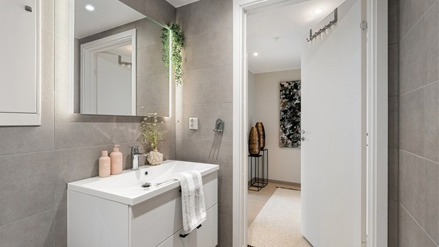 Et lyst og moderne design, med bakenforliggende lys til speilet.