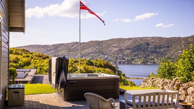 En herlig og skjermet uteplass på eiendommens nordside. Legg også merke til den fine steingarden.