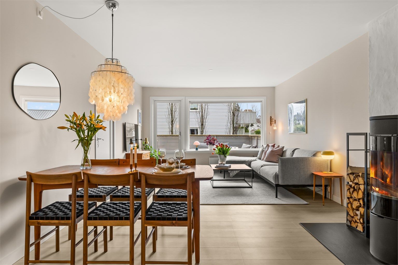 Leiligheten har en lys og åpen stue med god plass til både spisebord og sofagruppe.