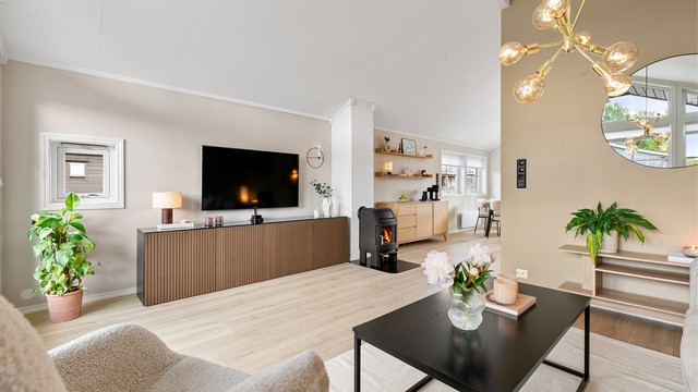 Stuen har god plass til en romslig sofagruppe og mediemøbler.