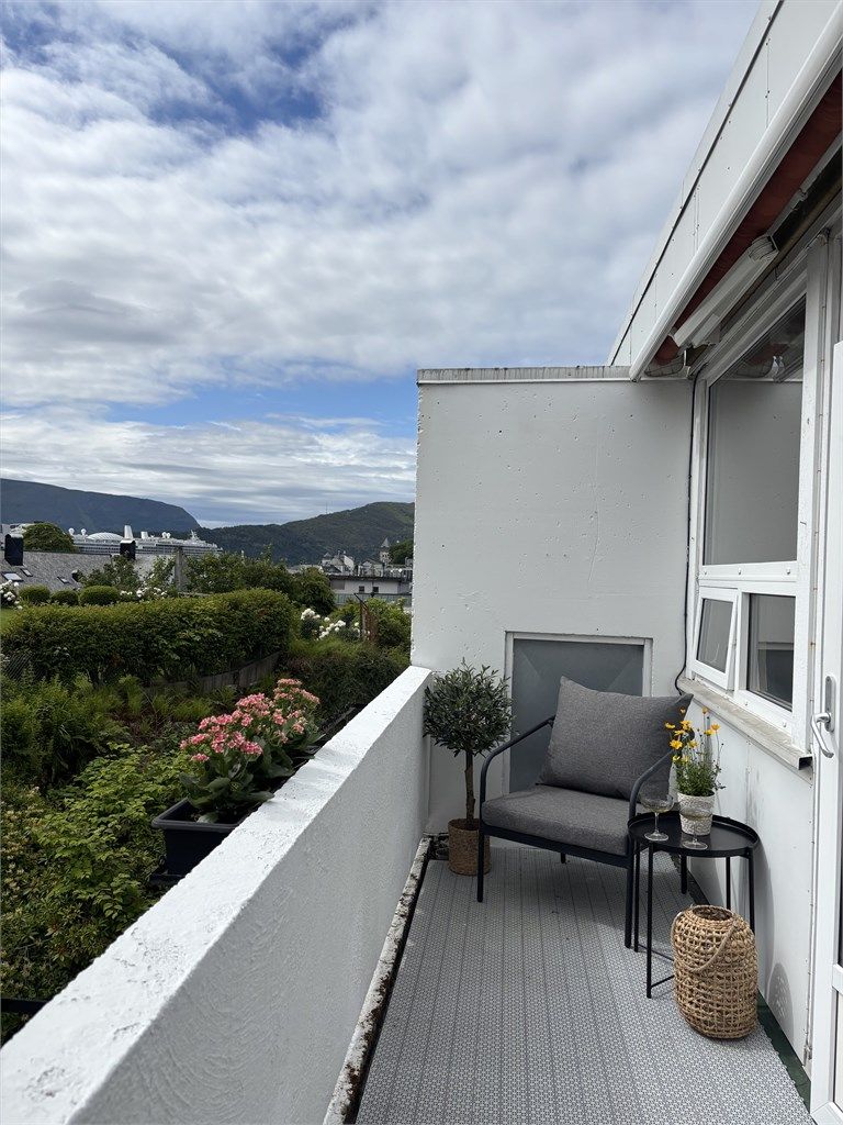 I følge selger sol fra ca 08:00 - 17:00 på balkongen. Selger opplyser og at det er usikkert om markisen fungerer optimalt