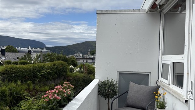 I følge selger sol fra ca 08:00 - 17:00 på balkongen. Selger opplyser og at det er usikkert om markisen fungerer optimalt